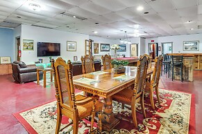 4 Mi to Mauch Chunk Lake: Spacious Apt w/ Bar!