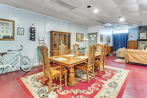 4 Mi to Mauch Chunk Lake: Spacious Apt w/ Bar!