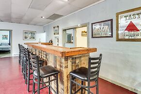 4 Mi to Mauch Chunk Lake: Spacious Apt w/ Bar!