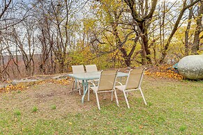 4 Mi to Mauch Chunk Lake: Spacious Apt w/ Bar!