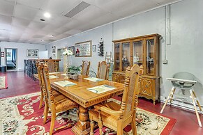 4 Mi to Mauch Chunk Lake: Spacious Apt w/ Bar!