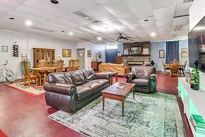4 Mi to Mauch Chunk Lake: Spacious Apt w/ Bar!