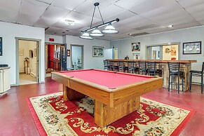 4 Mi to Mauch Chunk Lake: Spacious Apt w/ Bar!