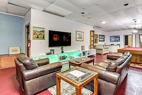 4 Mi to Mauch Chunk Lake: Spacious Apt w/ Bar!