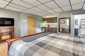 4 Mi to Mauch Chunk Lake: Spacious Apt w/ Bar!