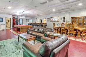 4 Mi to Mauch Chunk Lake: Spacious Apt w/ Bar!
