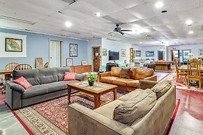 4 Mi to Mauch Chunk Lake: Spacious Apt w/ Bar!