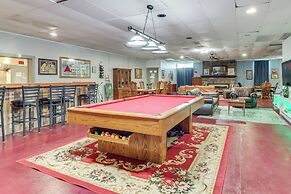 4 Mi to Mauch Chunk Lake: Spacious Apt w/ Bar!