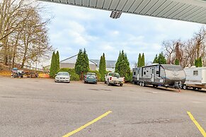 4 Mi to Mauch Chunk Lake: Spacious Apt w/ Bar!