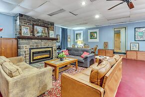 4 Mi to Mauch Chunk Lake: Spacious Apt w/ Bar!