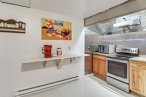 4 Mi to Mauch Chunk Lake: Spacious Apt w/ Bar!