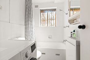 Convenient Studio in Trendy Inner-city Suburb