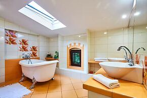 Spacious Holiday Home, Pool, Sauna, Whirlpool