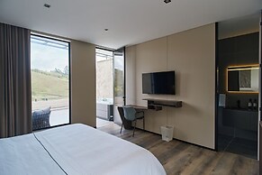 Roka Hotel