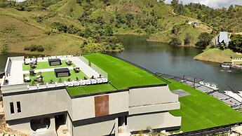 Roka Hotel