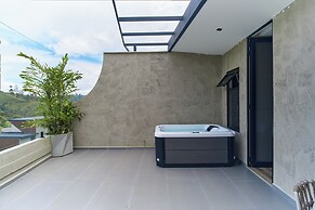 Roka Hotel