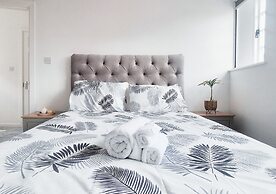 Spacious & Luxury 2BR Flat in Calverton