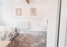 Spacious & Luxury 2BR Flat in Calverton