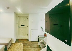 Spacious & Luxury 2BR Flat in Calverton