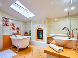 Large Holiday Home, Summer Pool, Sauna, Whirlpool