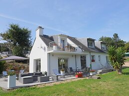 Holiday Home With Partial sea View, Douarnenez