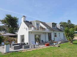Holiday Home With Partial sea View, Douarnenez