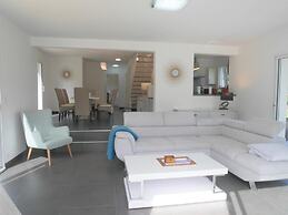 Holiday Home With Partial sea View, Douarnenez