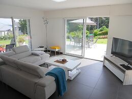 Holiday Home With Partial sea View, Douarnenez