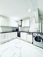 Comfortable 5 BR Apt near Schonbrunn