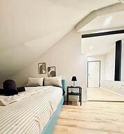 Comfortable 5 BR Apt near Schonbrunn