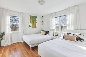 Luxury NYC Home Game Room Free Parking