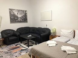 Charming 1BR Apt With Garden Danube