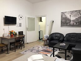 Charming 1BR Apt With Garden Danube