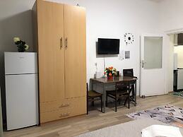 Charming 1BR Apt With Garden Danube