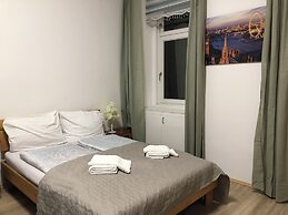 Charming 1BR Apt With Garden Danube
