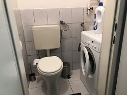 Charming 1BR Apt With Garden Danube