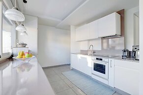 Exceptional 3bdr/6p apt - View of the Eiffel Tower