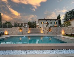 Farmhouse in Tuscany With Infinity Pool