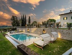 Farmhouse in Tuscany With Infinity Pool