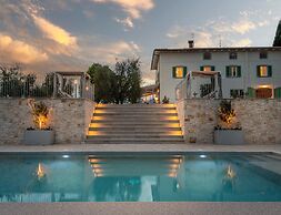 Farmhouse in Tuscany With Infinity Pool