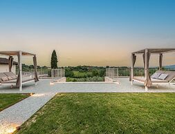 Farmhouse in Tuscany With Infinity Pool