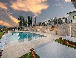 Farmhouse in Tuscany With Infinity Pool