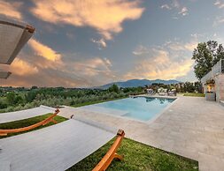 Farmhouse in Tuscany With Infinity Pool