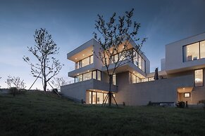 LOSTVILLA Green Gable-Anji