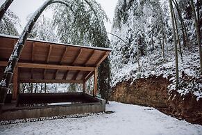 LOSTVILLA Green Gable-Anji