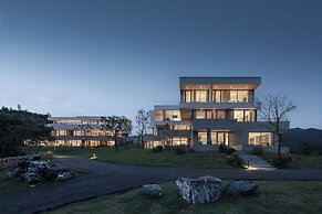LOSTVILLA Green Gable-Anji