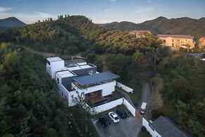 LOSTVILLA Green Gable-Anji
