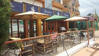 Appart'hôtel Micheline Suites Bastos