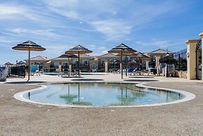 Fairview Golfside Apartment at Boavista