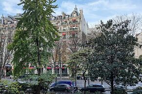 MONTAIGNE EXECUTIVE SUITE
